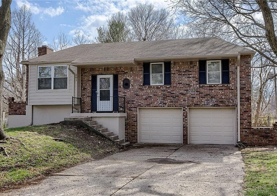 1st image of 601 NW Buckingham Pl