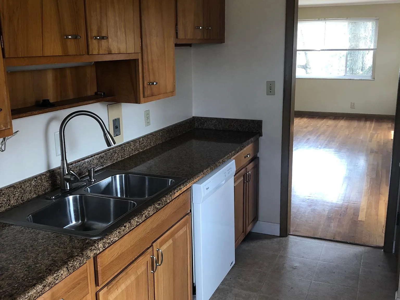 2 bed, 1010 sqft, $1,380 — Photo 3
