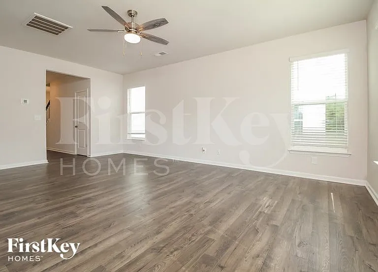 302 Ashborne Ln — Photo 2