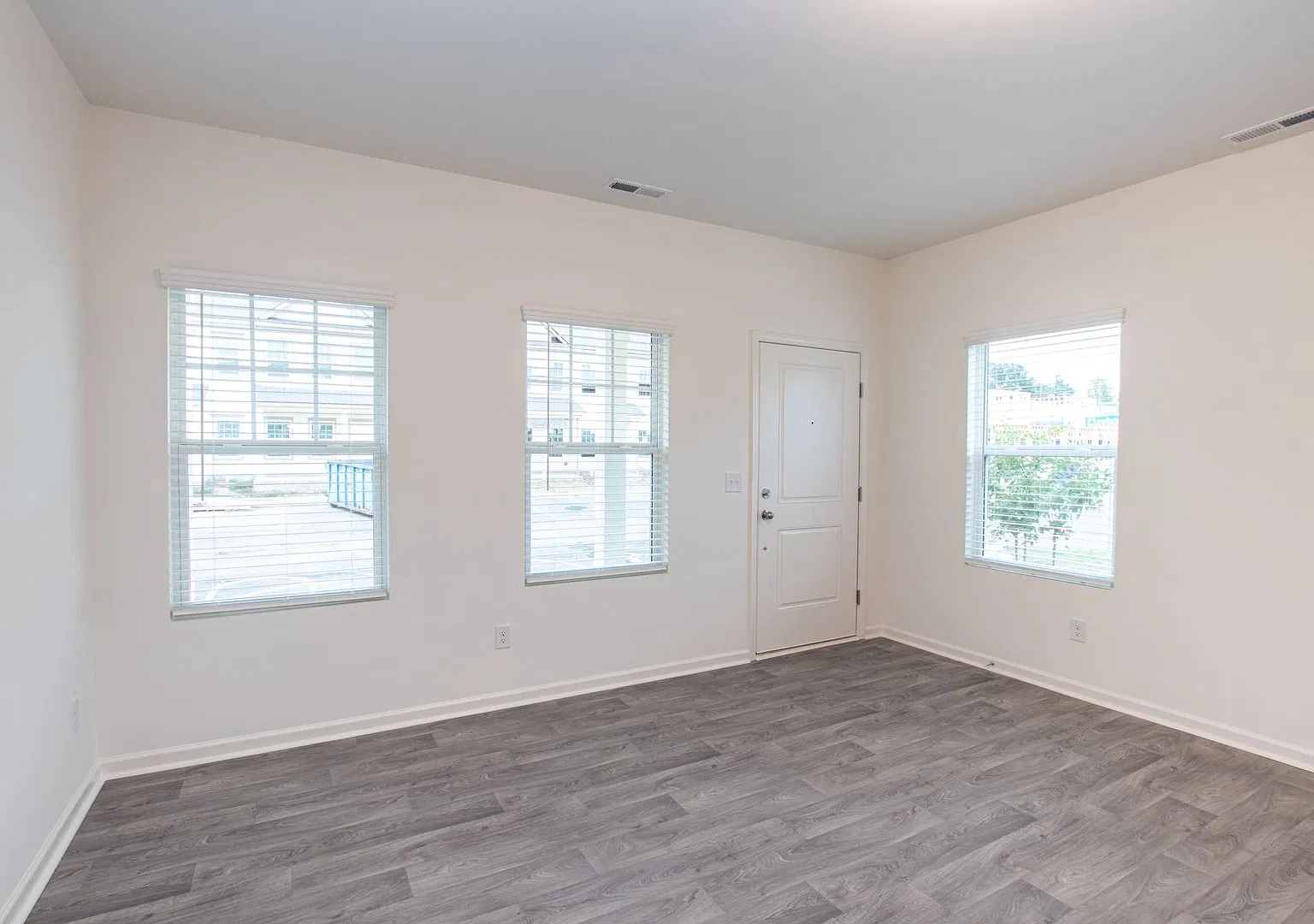 Beautiful 2 Bedroom Townhome In Midland Available November 2026 — Photo 4