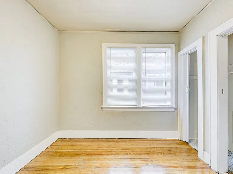 338 E Webster Ave — Photo 12