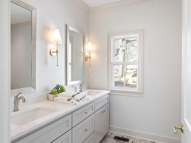 221 Williamsburg St NE — Photo 41