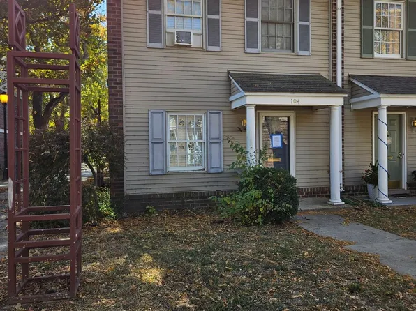 104 Royal Court Ln, Camden, NJ 08103