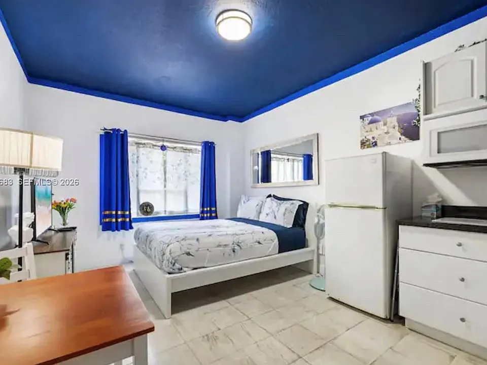 255 W 24th St #302