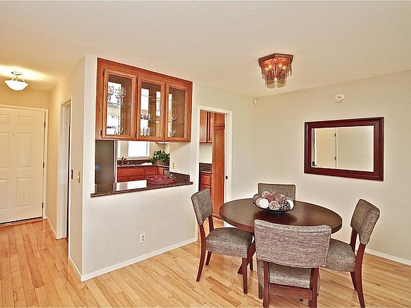 5th image of 263 Donahue St