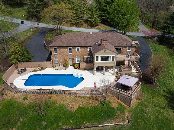 3rd image of 4060 Horsepen Mountain Dr