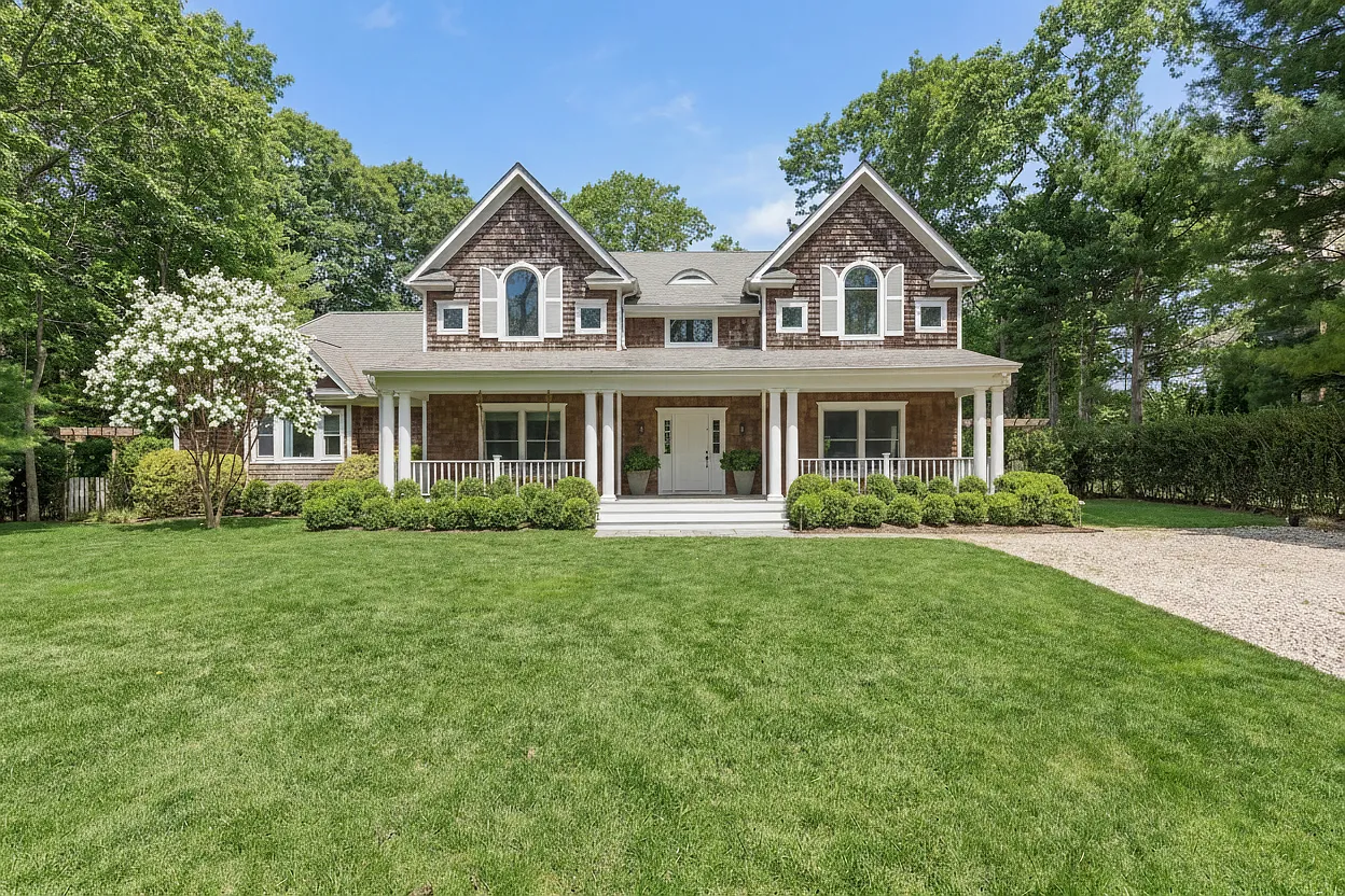 Stunning East Hampton Retreat — Photo 1