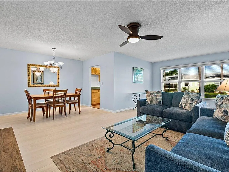 220 Country Ln #B — Photo 6