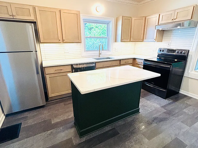 77 Caroline St #1 — Photo 4