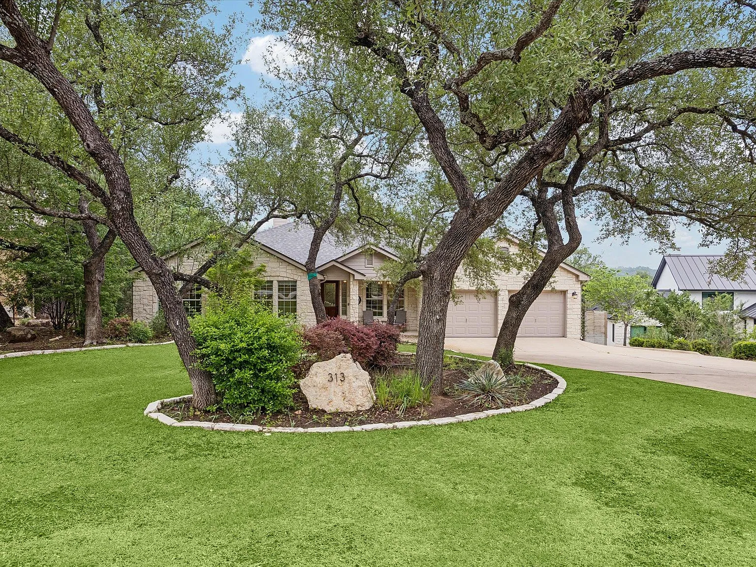 4 bed, 2.5 bath, 2800 sqft, $5,750 — Photo 1