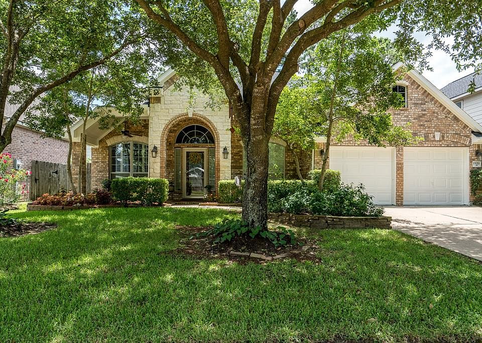 Charming 1.5 story Plantation home located in the master planned community of Coles Crossing!