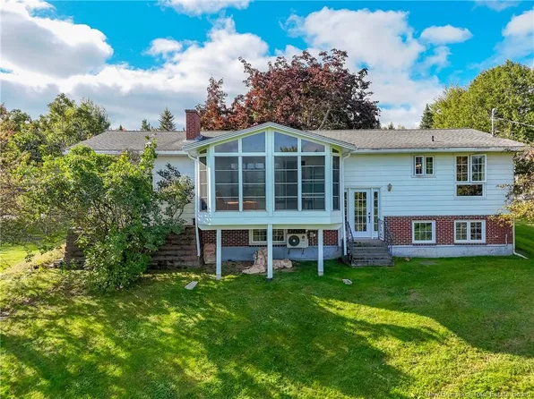9 Tulip St, Fredericton, NB E3C 1L6