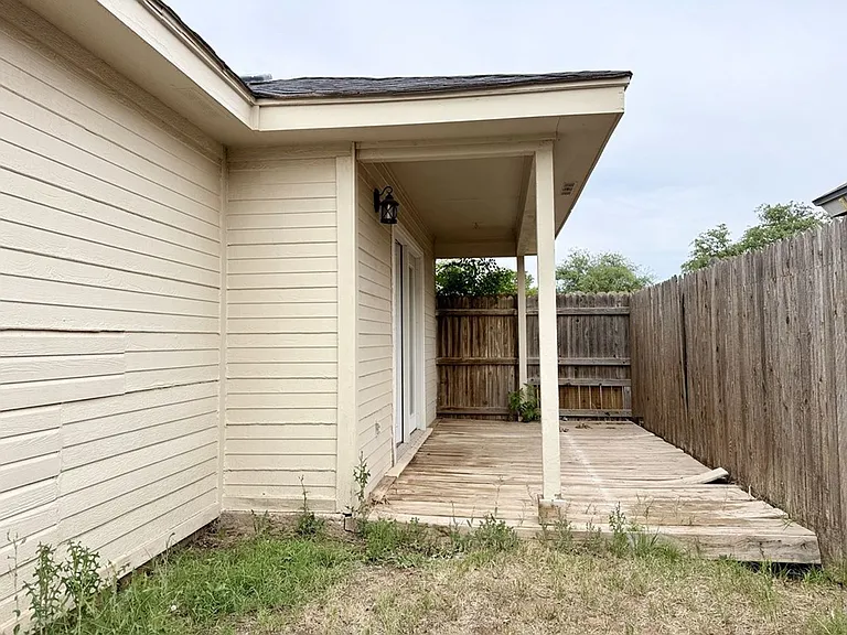 2601 Idlewilde Dr — Photo 3