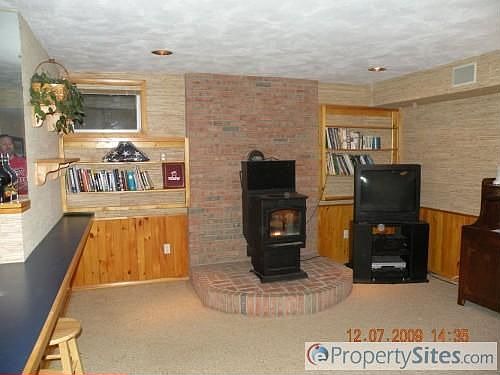 3rd image of 724 W Aaron Dr