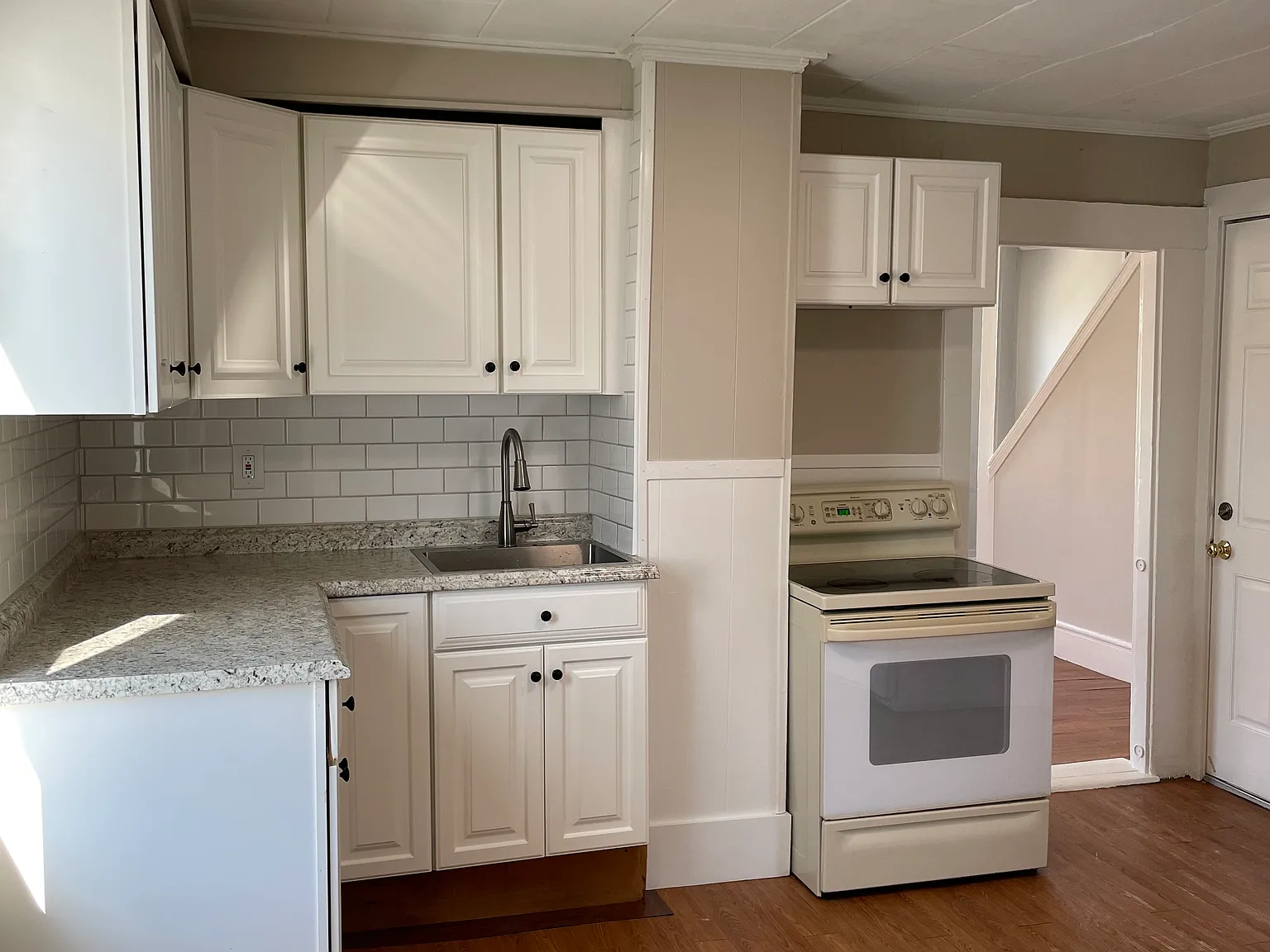 3 bed, 1000 sqft, $1,900 — Photo 2