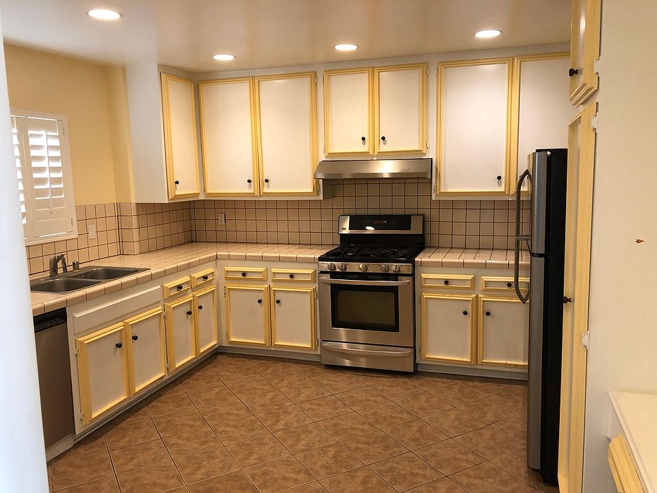 1st image of 5301 Yarmouth Ave Unit 14