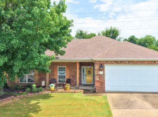 1372 N Cannondale Dr, Fayetteville, AR 72704