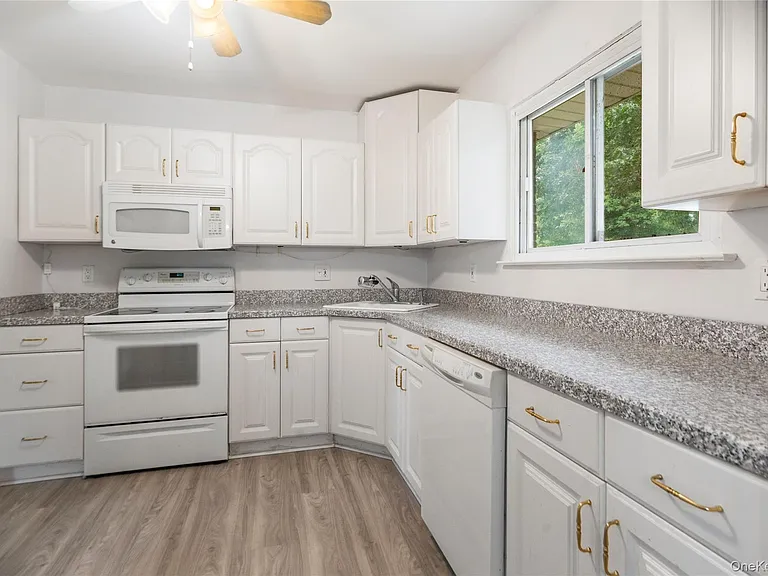 39 Wolfhollow Rd — Photo 12
