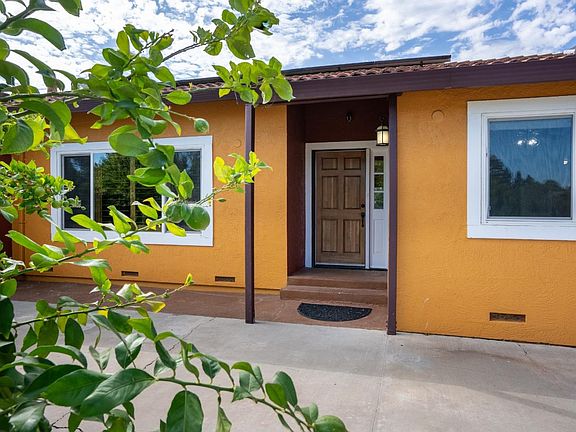 4th image of 2035 Pinecrest Dr