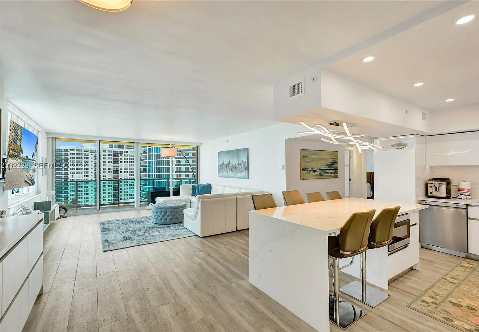 Wave Condo — Photo 2
