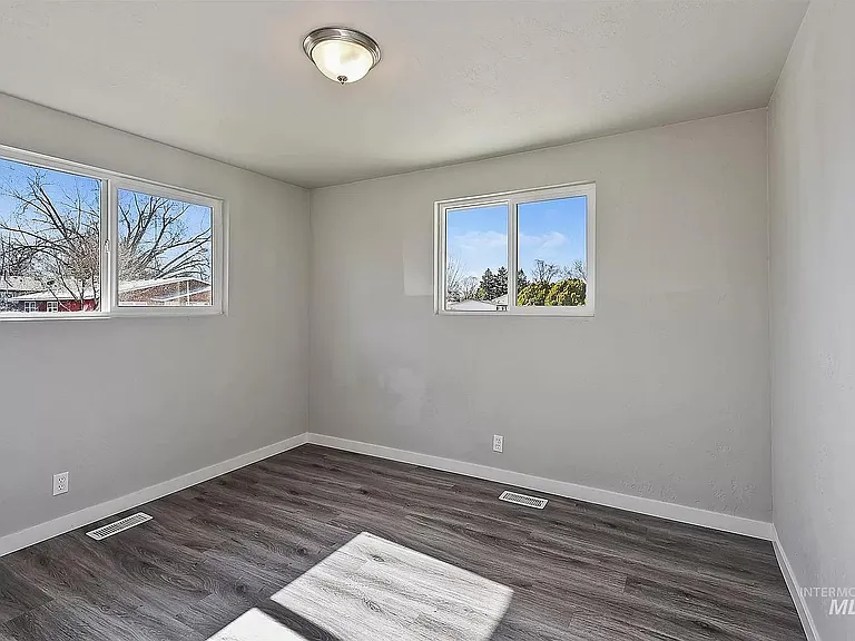 230 W Camellia Ave — Photo 6