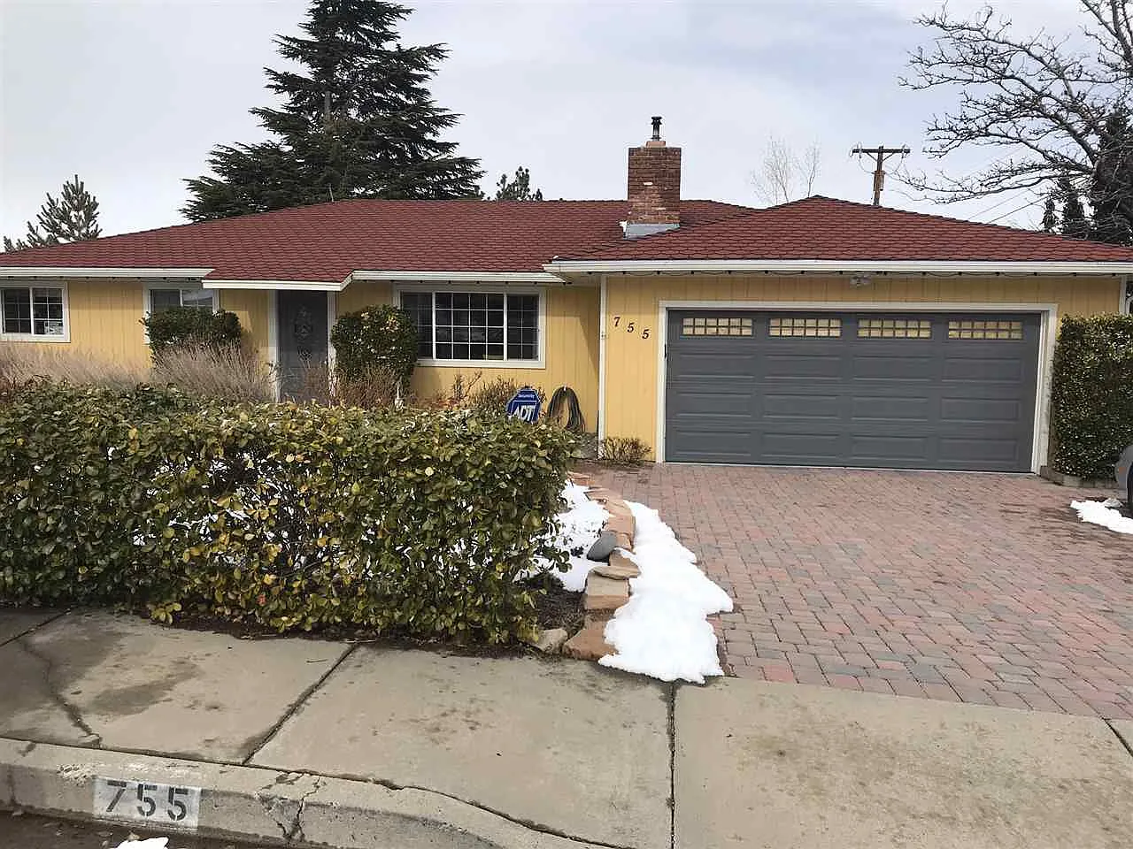 755 Hillcrest Dr photo 1