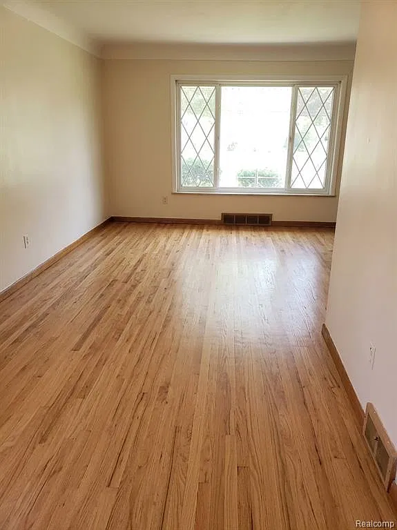 3 bed, 3.0 bath, 3082 sqft, $2,100 — Photo 3