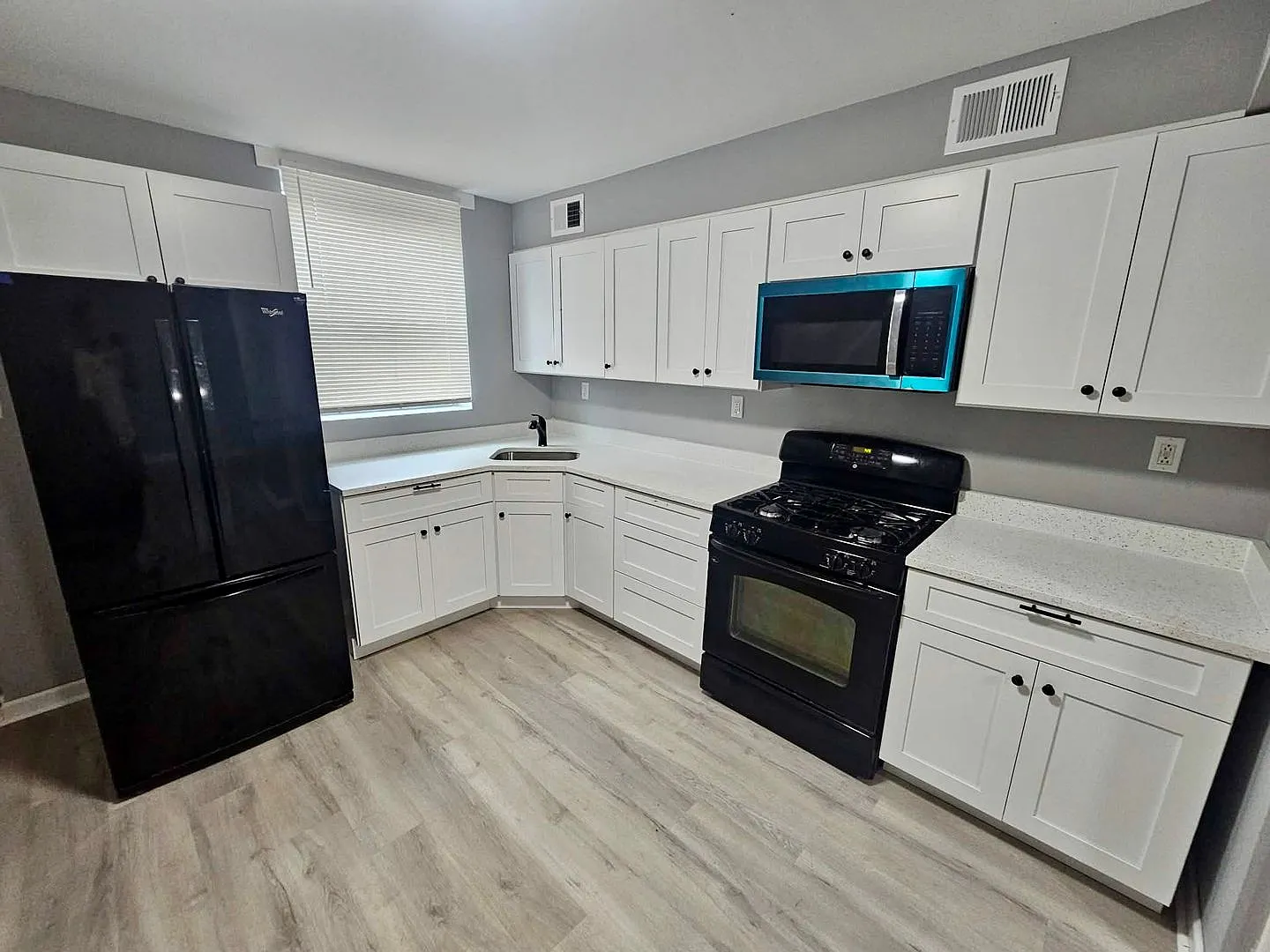 3 Bedroom Townhome in Pigtwon — Photo 1