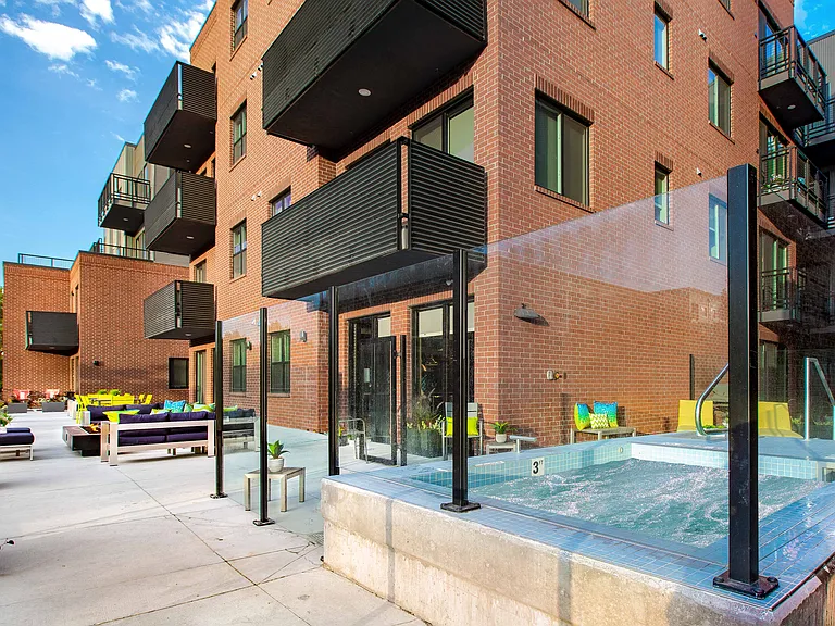 21 By Urbana — Photo 32