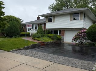 17 Wren Dr, Woodbury, NY 11797