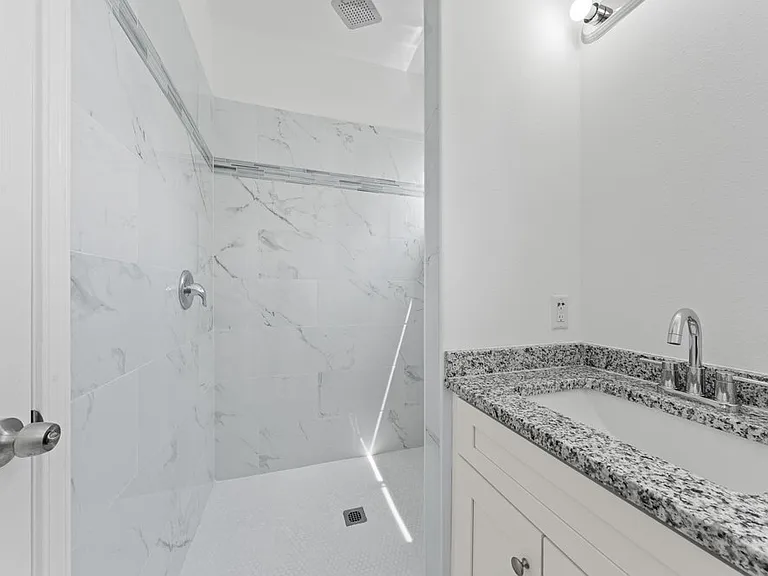 323 Gabriel St #202 — Photo 22