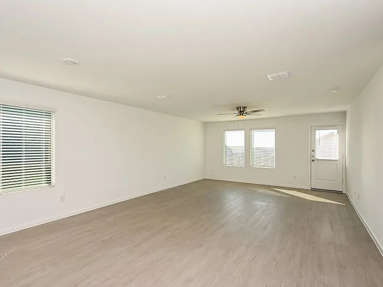 2213 La Vista Ln — Photo 3