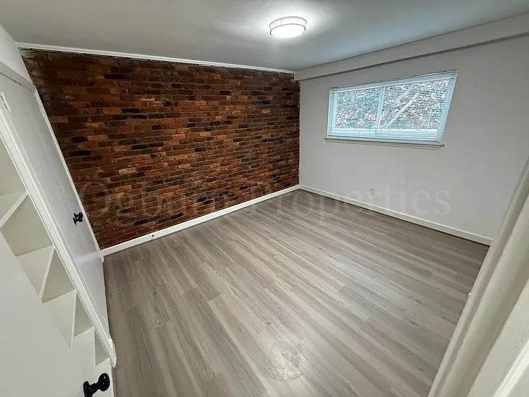 220 N Hawthorne Rd — Photo 6