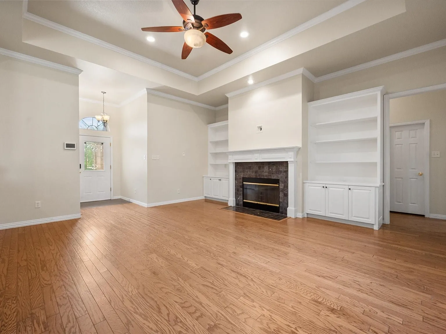 3 bed, 2.0 bath, 2034 sqft, $2,400 — Photo 2