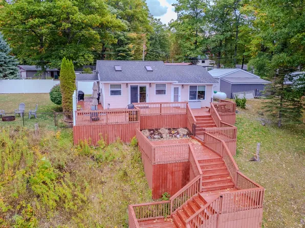 5241 Pointview Dr, Harrison, MI 48625