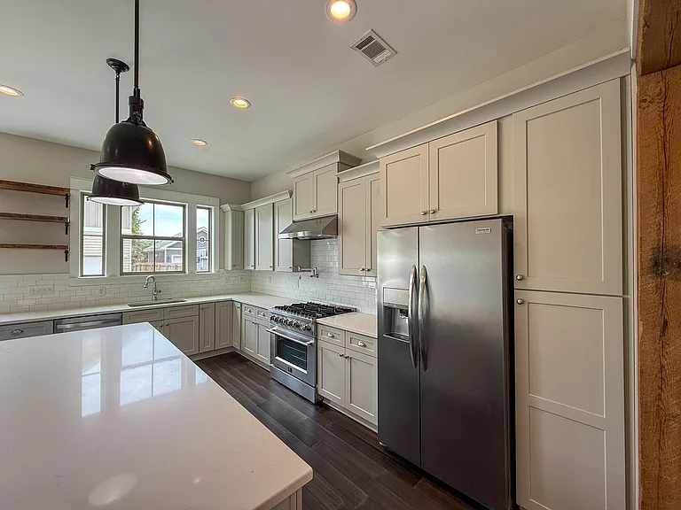 517 W Wright St — Photo 8