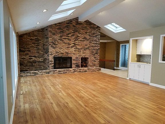 4th image of 825-50 Windward Dr