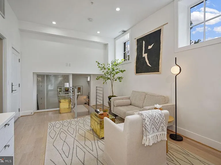 1211 G St SE #1 — Photo 6