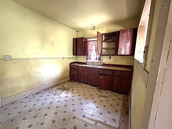 4th image of 119 Pine St