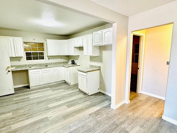 3rd image of 1611 N Sierra Nevada St