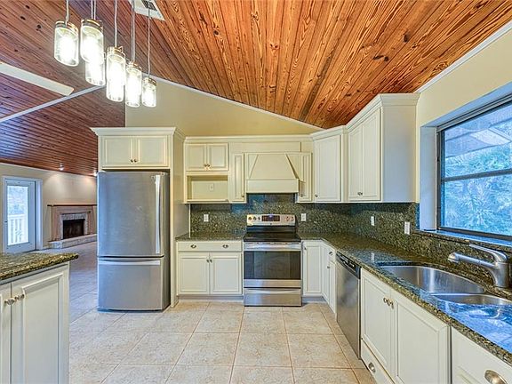 3rd image of 385 Live Oak Dr