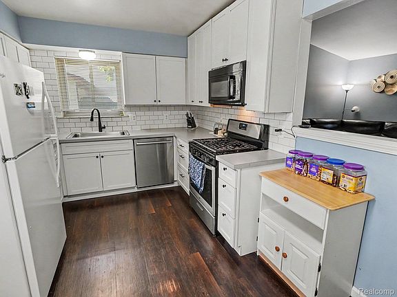 3rd image of 1418 Oakview Dr