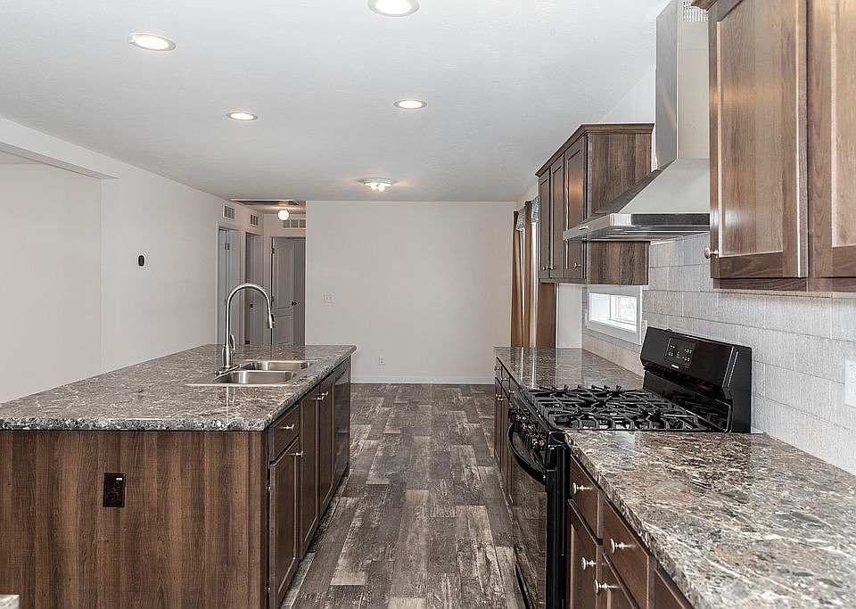 1st image of 111 Golfview Ct