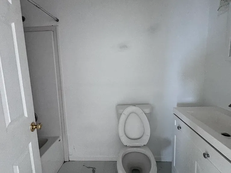206 E 8th St — Photo 6