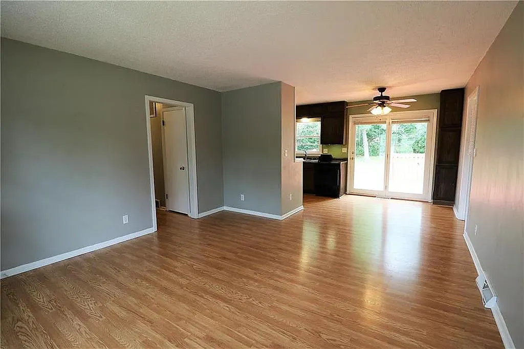 3 bed, 888 sqft, $1,300 — Photo 4