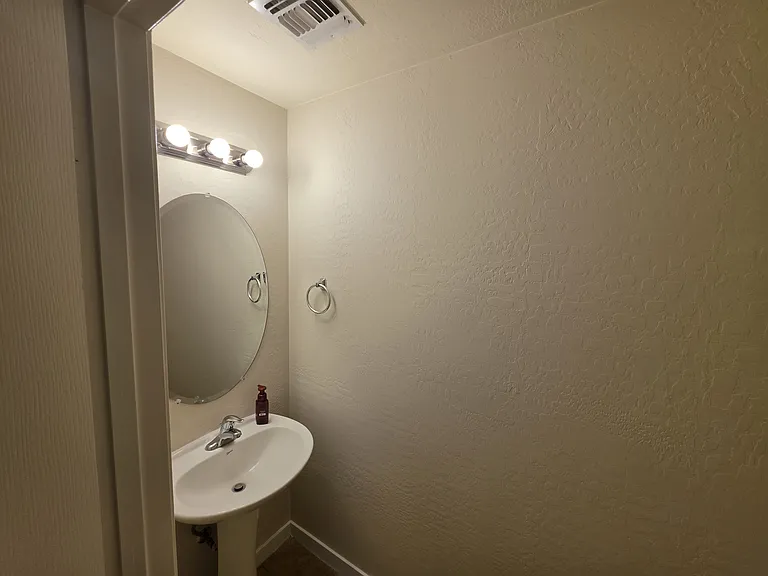 563 E Angeline Ave — Photo 8
