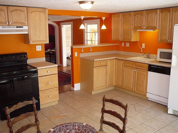 Updated Kitchen w/ Tile Floor