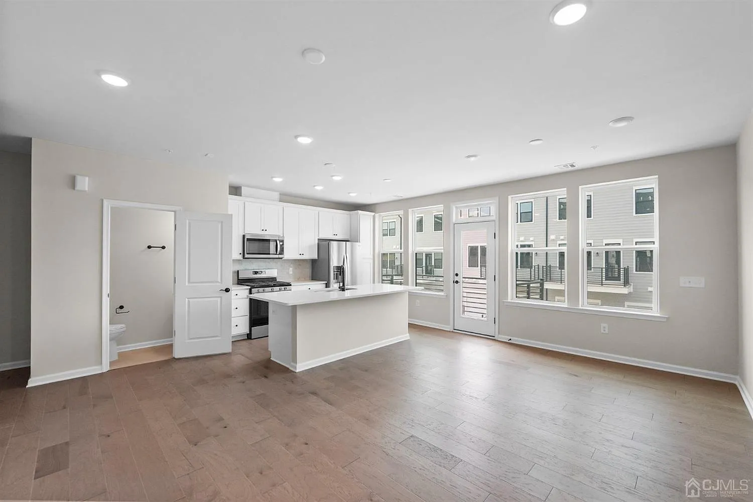 3 bed, 2.5 bath, 1654 sqft, $3,950 — Photo 4