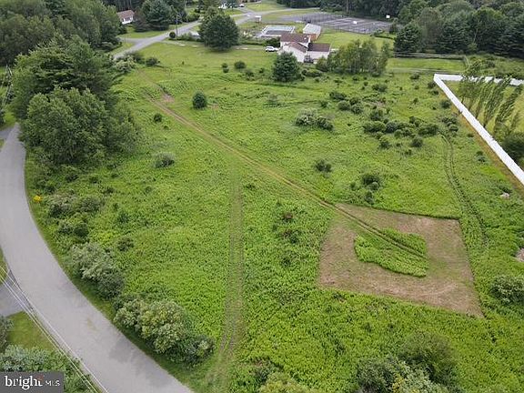 3rd image of 813 Leslie Ln