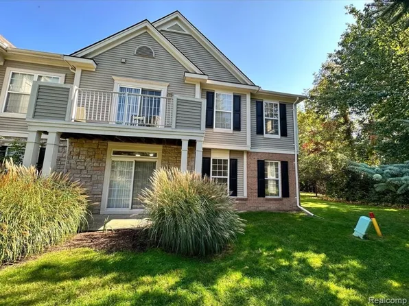 2354 Pinecroft Dr #223, Canton, MI 48188